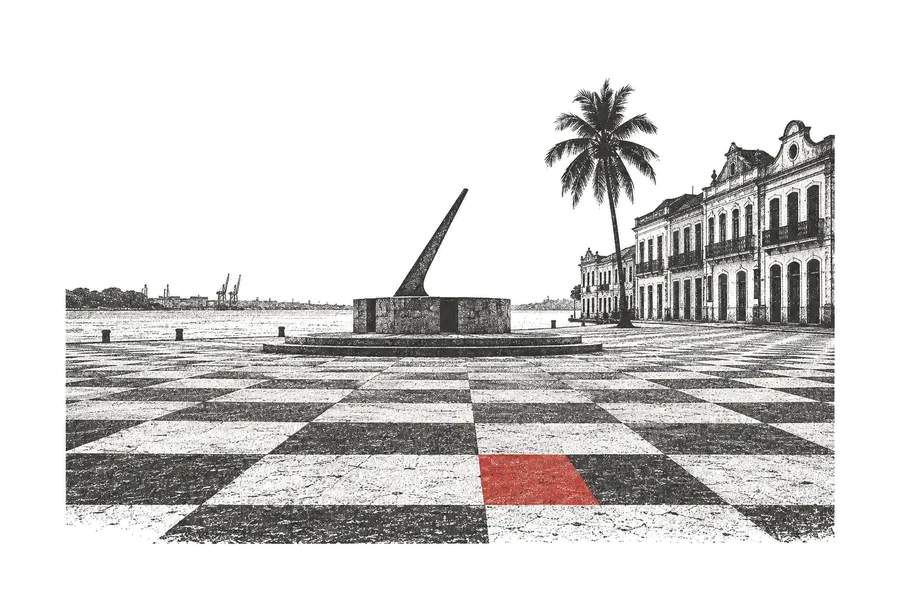 O Marco Zero do Bairro do Recife, piso em tabuleiro de xadrez levando ao obelisco do relógio de sol, armazéns e coqueiro ao fundo; uma placa do tabuleiro, vermelha.