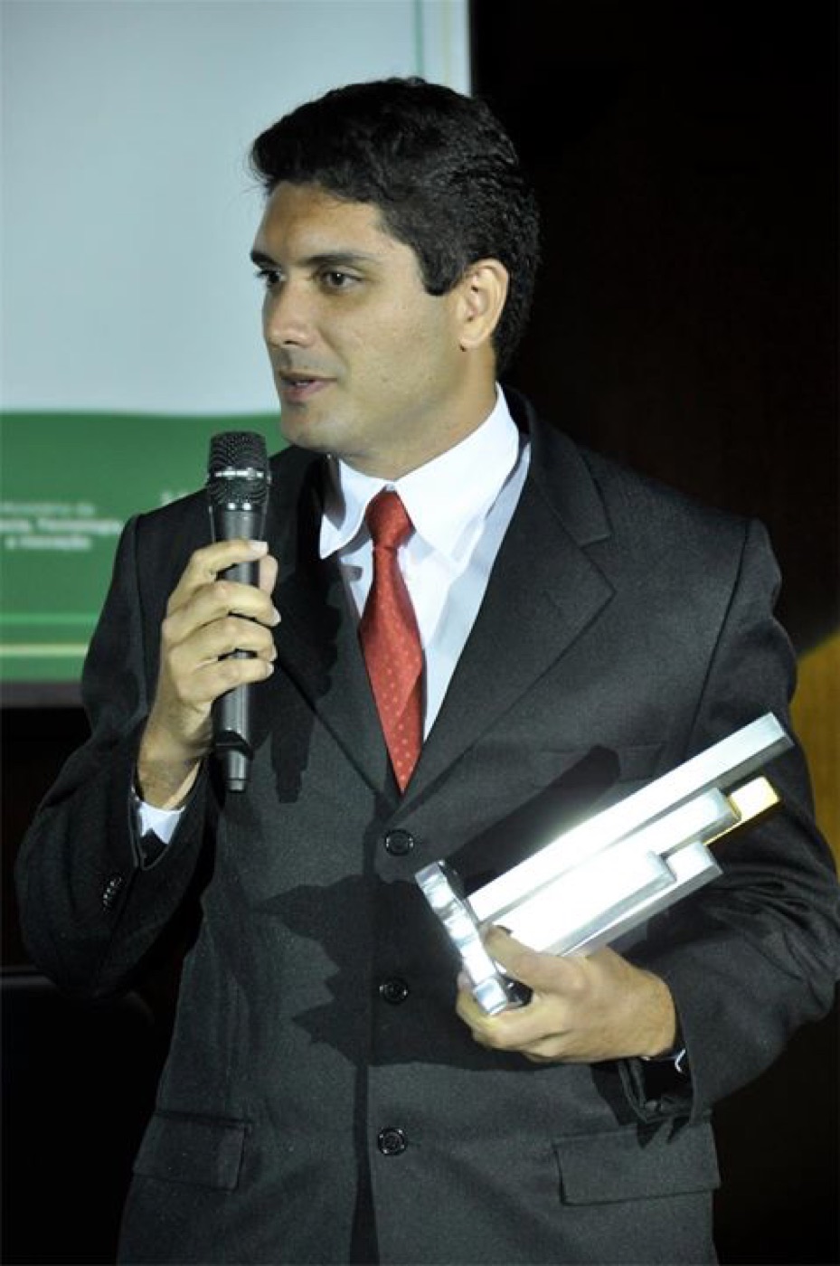 Giordano Cabral with the trophy from the Northeast regional stage of the 2012 Finep Innovation Award, Small Business category (official FINEP gallery)