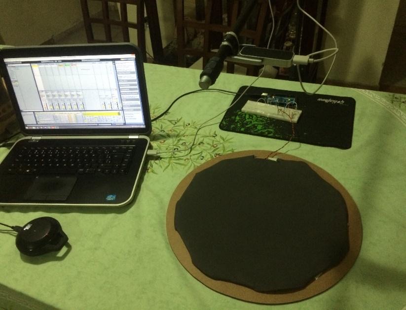 Pele percussiva com sensor, ligada a Arduino e à estação de áudio