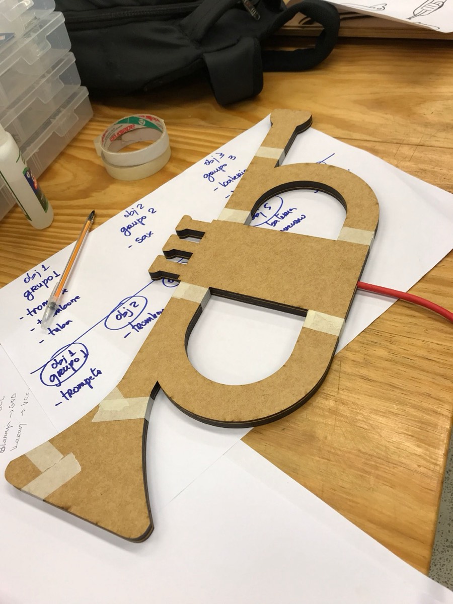 Objetos em corte a laser com forma de instrumentos de sopro