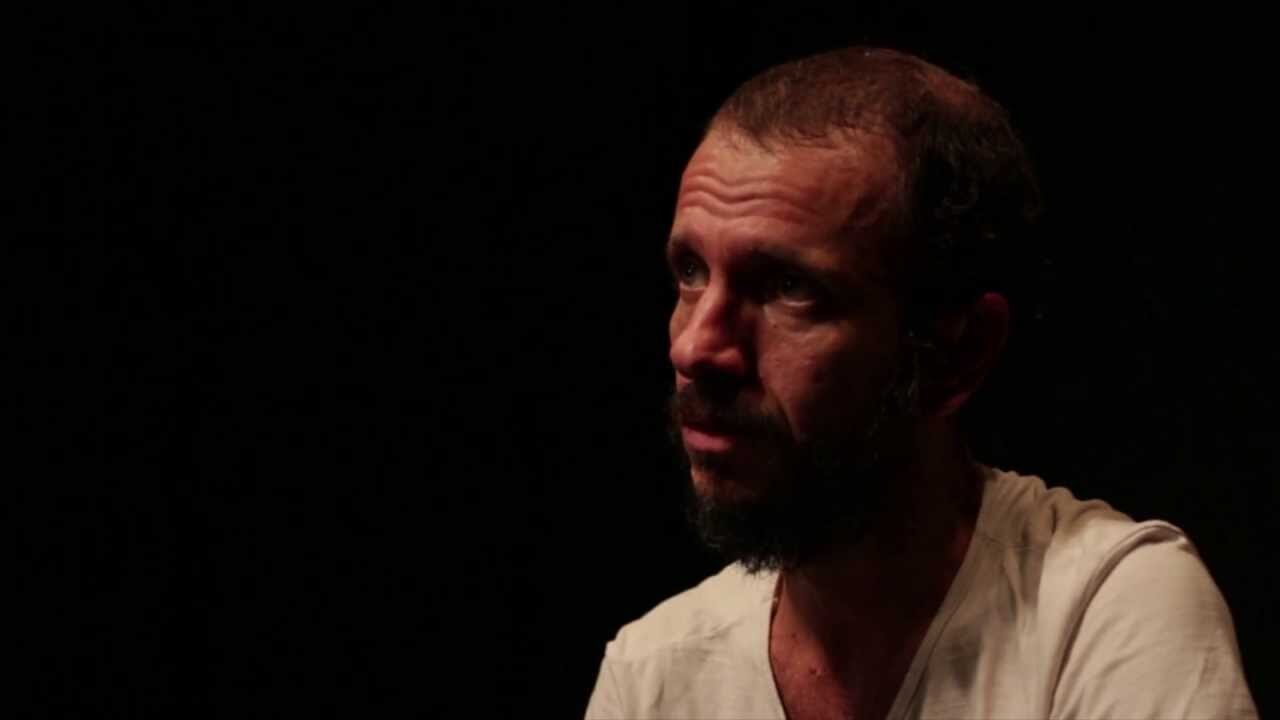 Helder Vasconcelos no vídeo sobre os instrumentos feitos pelo Batebit
