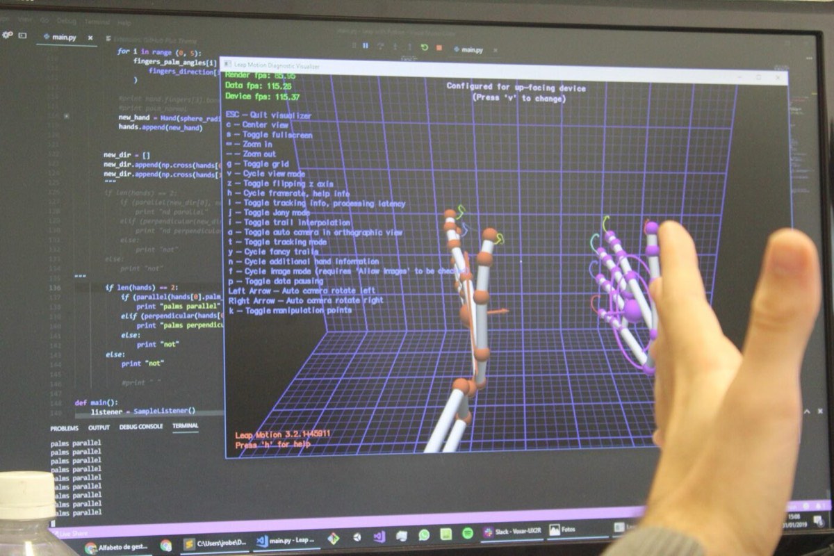 Teste de rastreamento de mãos com Leap Motion em bancada do laboratório